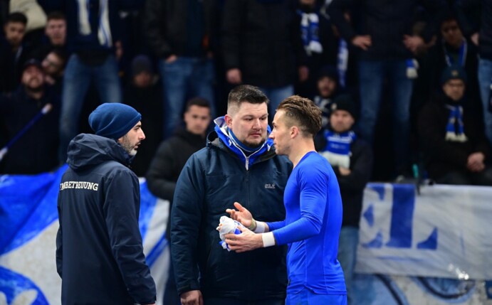 Herthas Peter Pekarik (r) diskutiert nach der Derby-Pleite mit Fans in der Ostkurve.