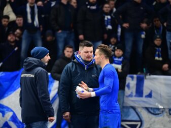 Herthas Peter Pekarik (r) diskutiert nach der Derby-Pleite mit Fans in der Ostkurve. Herthas Peter Pekarik (r) diskutiert nach der Derby-Pleite mit Fans in der Ostkurve.