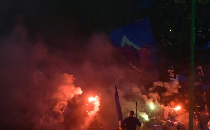 Pyrotechnik im Auswärtsblock: Nordderby in Kiel unterbrochen