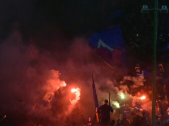 Pyrotechnik im Auswärtsblock: Nordderby in Kiel unterbrochen Pyrotechnik im Auswärtsblock: Nordderby in Kiel unterbrochen