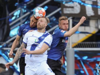 Philipp Hofmann (M) köpfte den KSC in Paderborn zwischenzeitlich in Führung. Philipp Hofmann (M) köpfte den KSC in Paderborn zwischenzeitlich in Führung.