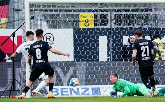 Dario Dumic (l) brachte Sandhausen beim Sieg gegen Dresden in Führung.