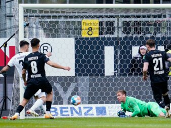 Dario Dumic (l) brachte Sandhausen beim Sieg gegen Dresden in Führung. Dario Dumic (l) brachte Sandhausen beim Sieg gegen Dresden in Führung.