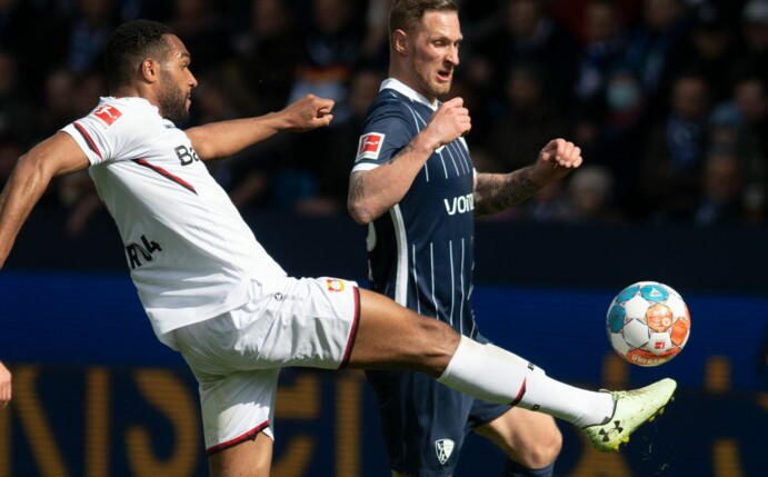 In den Weg gestellt: Bochums Sebastian Polter (r) und Leverkusens Jonathan Tah.
