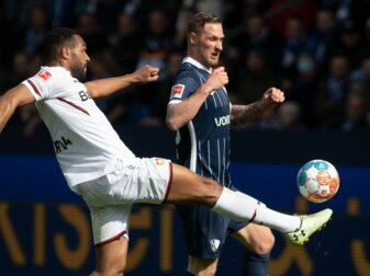 In den Weg gestellt: Bochums Sebastian Polter (r) und Leverkusens Jonathan Tah. In den Weg gestellt: Bochums Sebastian Polter (r) und Leverkusens Jonathan Tah.