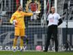 Frankfurts Torwart Kevin Trapp (l) diskutiert mit einem der Protestler.