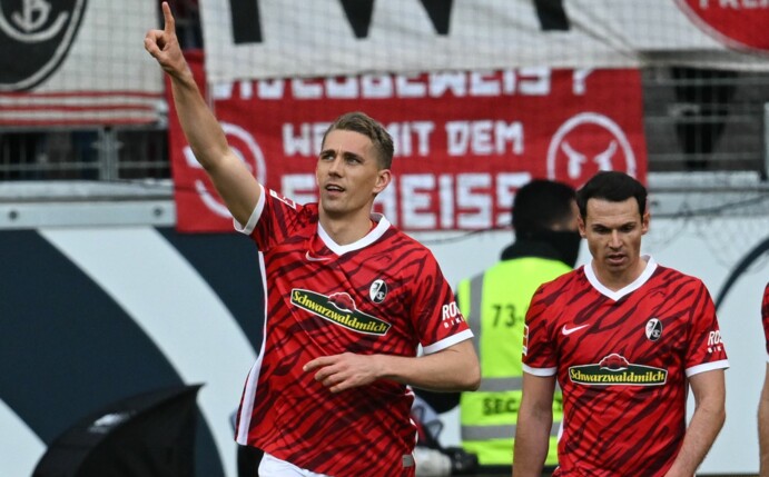 Der Freiburger Nils Petersen (l) feiert seinen Treffer zum 2:1 für die Gäste.