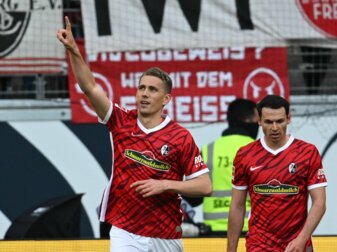 Der Freiburger Nils Petersen (l) feiert seinen Treffer zum 2:1 für die Gäste. Der Freiburger Nils Petersen (l) feiert seinen Treffer zum 2:1 für die Gäste.