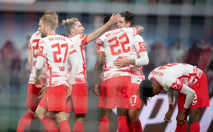Die Leipziger Spieler jubeln nach dem Tor zum 3:0.