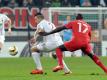 Augsburgs angeschlagener Raul Bobadilla flog mit nach Liverpool. Foto: Stefan Puchner
