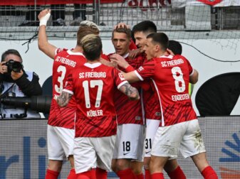 Freiburgs Spieler jubeln nach dem Tor zum 2:1 durch Nils Petersen (M). Freiburgs Spieler jubeln nach dem Tor zum 2:1 durch Nils Petersen (M).