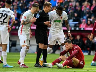 Stand beim knappen Bayern-Sieg gegen Augsburg öfters im Mittelpunkt: Schiedsrichter Patrick Ittrich. Stand beim knappen Bayern-Sieg gegen Augsburg öfters im Mittelpunkt: Schiedsrichter Patrick Ittrich.