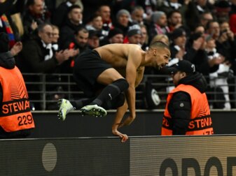 Frankfurts Djibril Sow ist vor dem Spiel gegen Barcelona angeschlagen. Frankfurts Djibril Sow ist vor dem Spiel gegen Barcelona angeschlagen.
