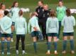 Beim Abschlusstraining hat Bundestrainerin Martina Voss-Tecklenburg (4.v.r.) die Spielerinnen um sich versammelt.