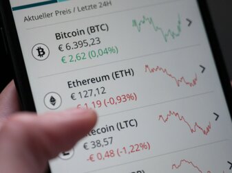 Eine Frau bedient die App «Bison» der Börse Stuttgart, mit der Kryptowährungen über ein Smartphone gekauft und verkauft werden können.