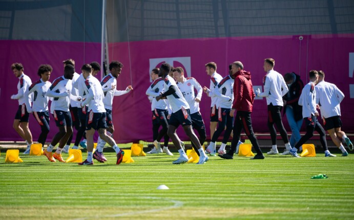 Die Spieler des FC Bayern demonstrieren beim Training vor der K.o.-Partie gegen den FC Villarreal den Zusammenhalt.