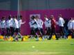 Die Spieler des FC Bayern demonstrieren beim Training vor der K.o.-Partie gegen den FC Villarreal den Zusammenhalt.