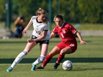 Emma Petrovic (r) aus Serbien kämpft mit Jule Brand um den Ballbesitz.