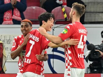 Fallen verletzt für den FSV Mainz 05 aus: Jae-sung Lee (M) und Alexander Hack (l). Fallen verletzt für den FSV Mainz 05 aus: Jae-sung Lee (M) und Alexander Hack (l).