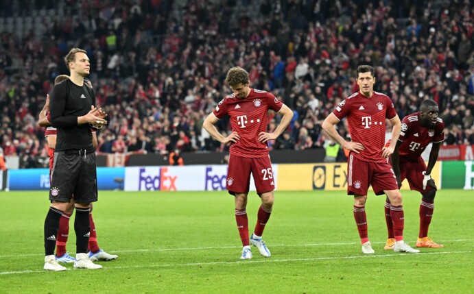 Bayerns Torwart Manuel Neuer, Thomas Müller, Robert Lewandowski, Dayot Upamecano zeigten sich enttäuscht.