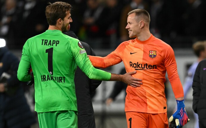 In der Champions League Gegner: Frankfurts Torwart Kevin Trapp (l) und Barcelonas Torwart Marc-André ter Stegen.