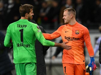 In der Champions League Gegner: Frankfurts Torwart Kevin Trapp (l) und Barcelonas Torwart Marc-André ter Stegen. In der Champions League Gegner: Frankfurts Torwart Kevin Trapp (l) und Barcelonas Torwart Marc-André ter Stegen.