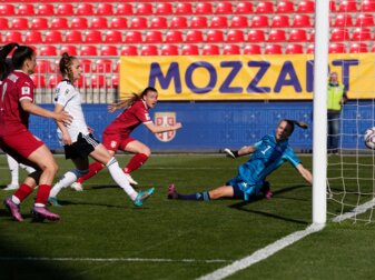 Serbiens Allegra Poljak (2.v.r) brachte Serbien gegen die DFB-Frauen auf die Siegerstraße. Serbiens Allegra Poljak (2.v.r) brachte Serbien gegen die DFB-Frauen auf die Siegerstraße.