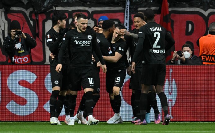 Die Eintracht-Profis wollen gegen den FC Barcelona auch im Camp Nou Grund zum Jubel haben.