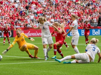 Englands ehemalige Nationaltorhüterin bezeichnete die Aussagen von Trainer Shiels als «wirklich bizarren Kommentar»: Siobhan Chamberlain (l) kassiert ein Tor. Englands ehemalige Nationaltorhüterin bezeichnete die Aussagen von Trainer Shiels als «wirklich bizarren Kommentar»: Siobhan Chamberlain (l) kassiert ein Tor.