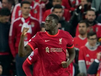 Liverpools Ibrahima Konate feiert sein Tor zum 1:0 gegen Benfica Lissabon. Liverpools Ibrahima Konate feiert sein Tor zum 1:0 gegen Benfica Lissabon.