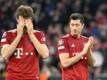 Haben jeweils noch bis 2023 einen Vertrag beim FC Bayern: Thomas Müller (l) und Robert Lewandowski.