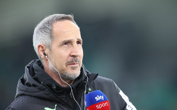 Gibt sich entspannt vor dem Rhein-Derby: Gladbach-Coach Adi Hütter.