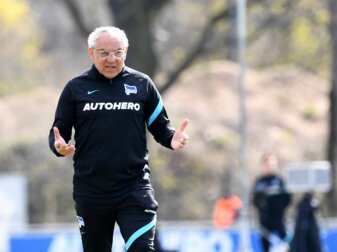 Fordert Fans und Spieler zum Zusammenhalt auf: Herthas Trainer Felix Magath gibt Anweisungen, beim Training. Fordert Fans und Spieler zum Zusammenhalt auf: Herthas Trainer Felix Magath gibt Anweisungen, beim Training.