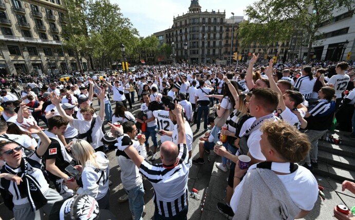 Vom Treffpunkt am Placa de Catalunya marschieren die Eintracht-Fans zum Stadion Camp Nou.