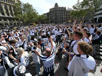Vom Treffpunkt am Placa de Catalunya marschieren die Eintracht-Fans zum Stadion Camp Nou. Vom Treffpunkt am Placa de Catalunya marschieren die Eintracht-Fans zum Stadion Camp Nou.