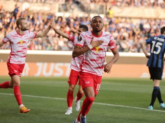 Torschütze Christopher Nkunku (M) feiert mit seinen Teamkollegen die Führung in Bergamo. Torschütze Christopher Nkunku (M) feiert mit seinen Teamkollegen die Führung in Bergamo.