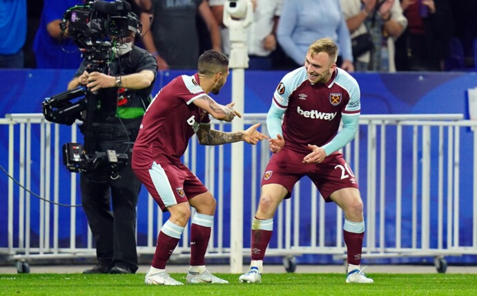 Jarrod Bowen (r) von West Ham United feiert sein Tor zum 3:0 bei Olympique Lyon.