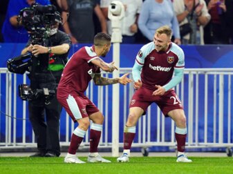 Jarrod Bowen (r) von West Ham United feiert sein Tor zum 3:0 bei Olympique Lyon. Jarrod Bowen (r) von West Ham United feiert sein Tor zum 3:0 bei Olympique Lyon.