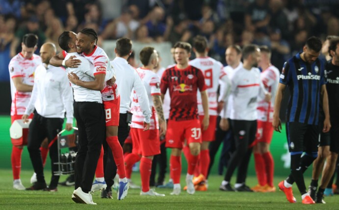Leipzigs Christopher Nkunku jubelt mit Trainer Domenico Tedesco (l) nach dem 0:2 Sieg.