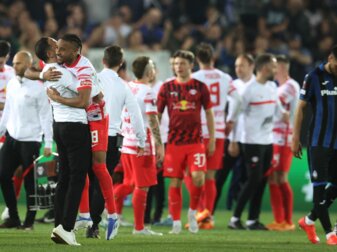 Leipzigs Christopher Nkunku jubelt mit Trainer Domenico Tedesco (l) nach dem 0:2 Sieg. Leipzigs Christopher Nkunku jubelt mit Trainer Domenico Tedesco (l) nach dem 0:2 Sieg.