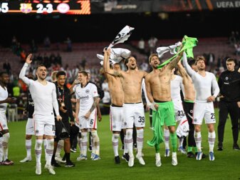 Coup im Camp Nou: Die Eintracht-Profis feiern den Sieg beim großen FC Barcelona. Coup im Camp Nou: Die Eintracht-Profis feiern den Sieg beim großen FC Barcelona.
