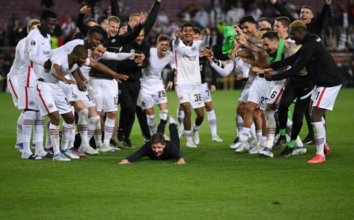«Diver» im Camp Nou: Eintracht-Coach Oliver Glasner (M) feiert mit seinen Spielern vor den tausenden Frankfurter Fans.