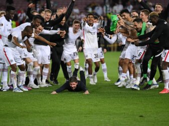 «Diver» im Camp Nou: Eintracht-Coach Oliver Glasner (M) feiert mit seinen Spielern vor den tausenden Frankfurter Fans. «Diver» im Camp Nou: Eintracht-Coach Oliver Glasner (M) feiert mit seinen Spielern vor den tausenden Frankfurter Fans.