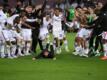 «Diver» im Camp Nou: Eintracht-Coach Oliver Glasner (M) feiert mit seinen Spielern vor den tausenden Frankfurter Fans.