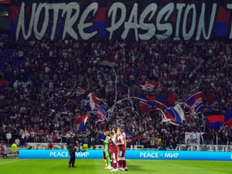 Nicht alle Fans von Olympique Lyon blieben beim Spiel gegen West Ham United friedlich. Nicht alle Fans von Olympique Lyon blieben beim Spiel gegen West Ham United friedlich.