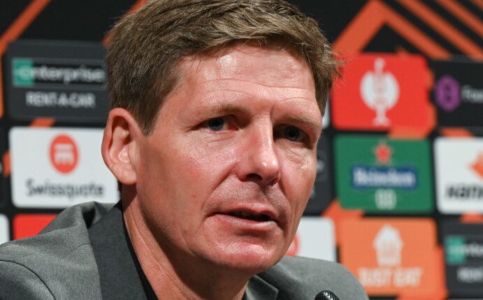 Eintracht-Cheftrainer Oliver Glasner will seine Spieler nach dem Sieg in Barcelona wieder erden.
