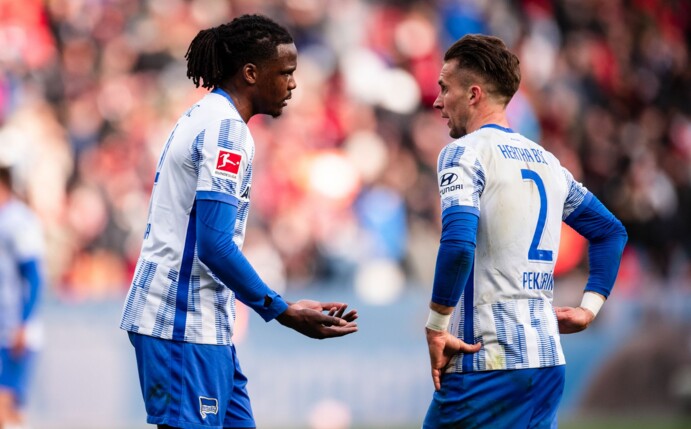 Hertha-Kapitän Dedryck Boyata (l) ist gefordert.
