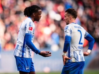 Hertha-Kapitän Dedryck Boyata (l) ist gefordert. Hertha-Kapitän Dedryck Boyata (l) ist gefordert.