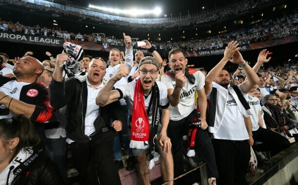 Alle in weiß: Das Camp Nou war gegen die Eintracht ganz in Frankfurter Hand.