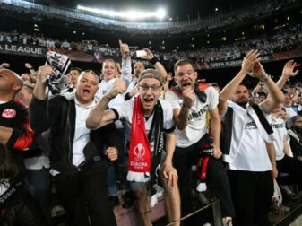 Alle in weiß: Das Camp Nou war gegen die Eintracht ganz in Frankfurter Hand. Alle in weiß: Das Camp Nou war gegen die Eintracht ganz in Frankfurter Hand.